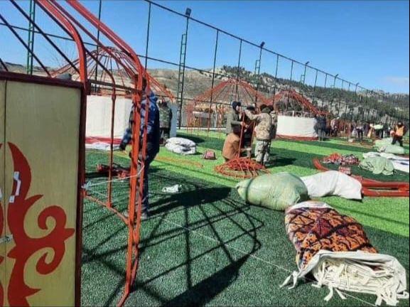 Kırgızistan'dan depremzedeler için gönderilen çadırlar Kahramanmaraş'ta kuruldu.

Кахраманмарашта жер титирөөдөн жабыркагандар үчүн Кыргызстандан жөнөтүлгөн боз үйлөр тигилди.

🇹🇷🤝🇰🇬