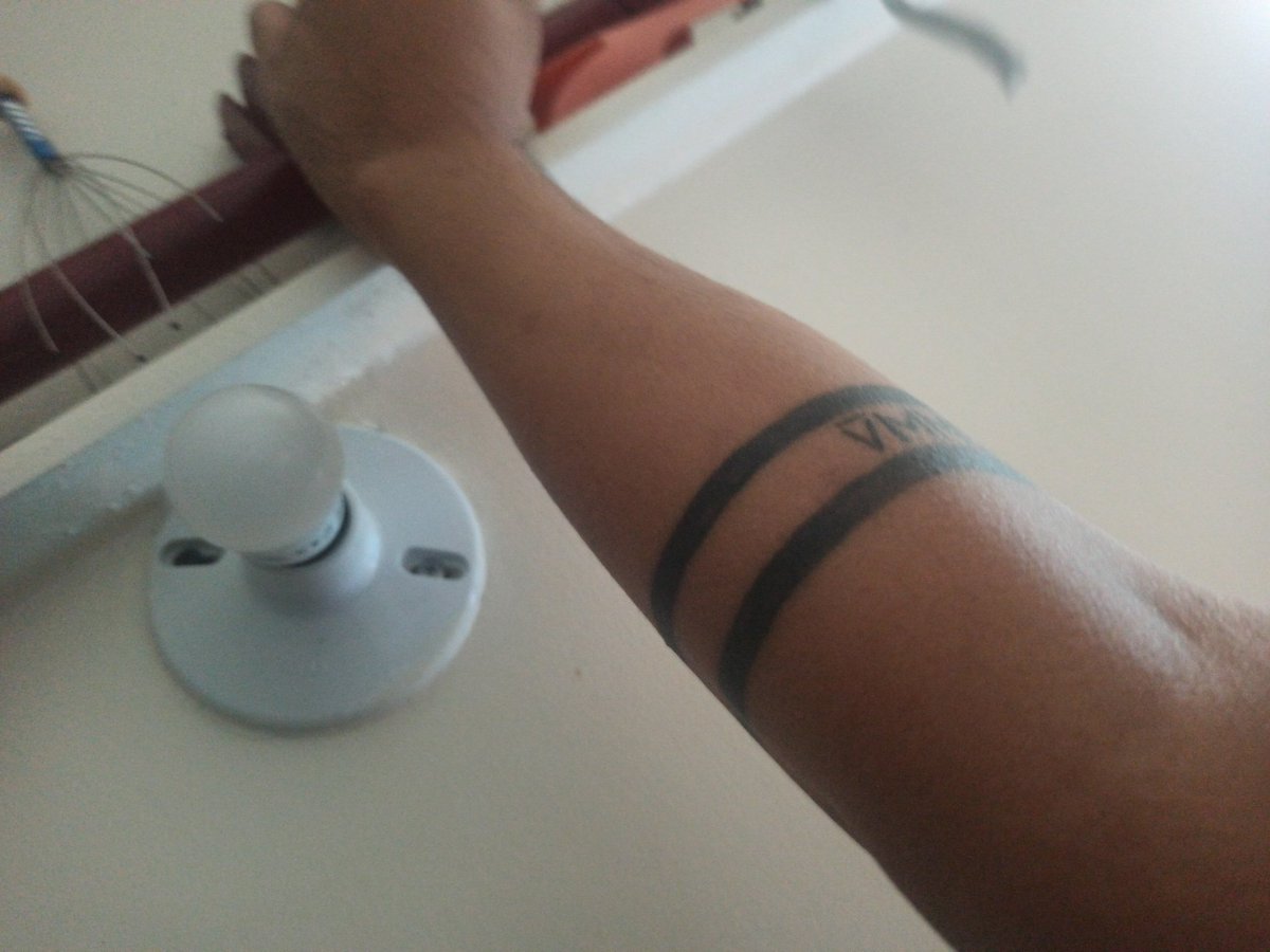 sKEBticism's tweet photo. @rtzlrd Armband na doc https://t.co/2NSSVY25Ao