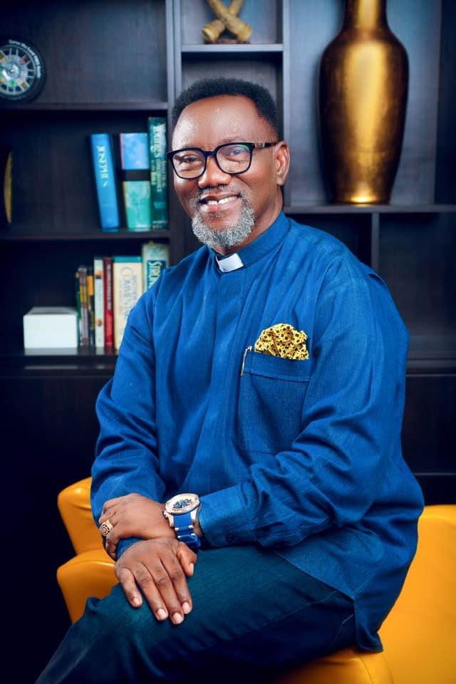 Who said Peter Obi gave us 2 billion Naira? It’s a lie he gave us more than that…….he opened our eyes to see a country where the broom is sitting under the umbrella and the people are under the scourging heat of wicked politicians. I am OBI’S witness he no dey give shi shishi.