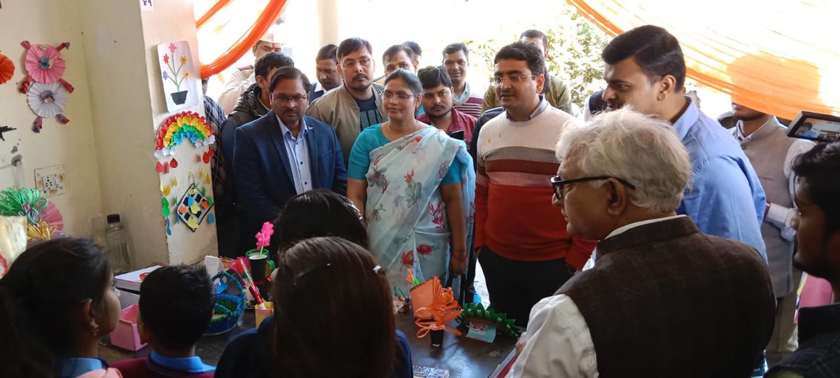 दिव्यांगजन सशक्तीकरण विभाग द्वारा जनपद प्रयागराज में दिव्यांगजन  सृजनात्मक क्षमता को उजागर करने तथा उनकी पहुॅच जनसामान्य तक सुनिश्चित करने के उद्देश्य से राज्य निधि के अन्तर्गत 03 दिवसीय दिव्यांग कौशल प्रदर्शनी का उद्घाटन मुख्य अतिथि जिलाधिकारी प्रयागराज के द्वारा किया गया।