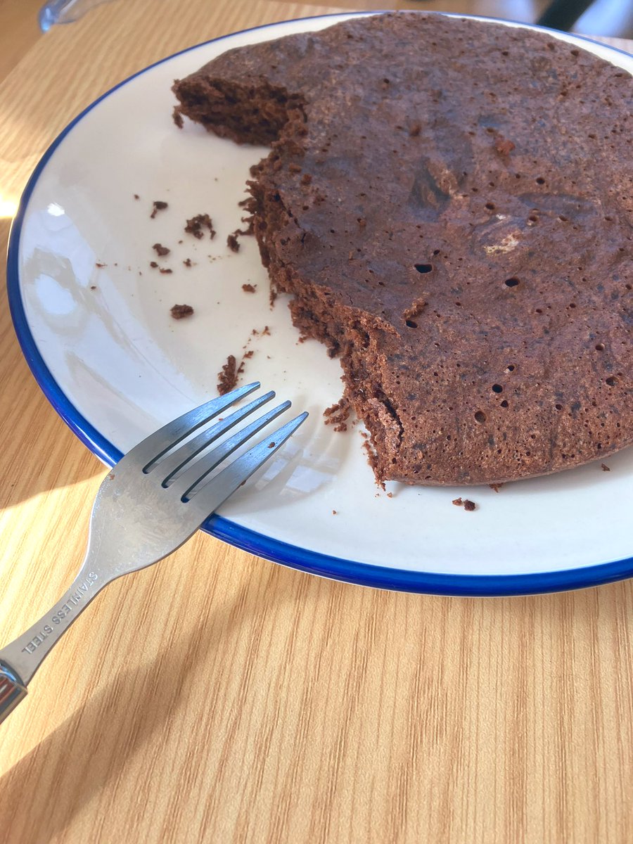 「今朝めちゃ適当だけどケーキ作ったのでえらい。(まだ病院) 」|渡邊 春菜のイラスト