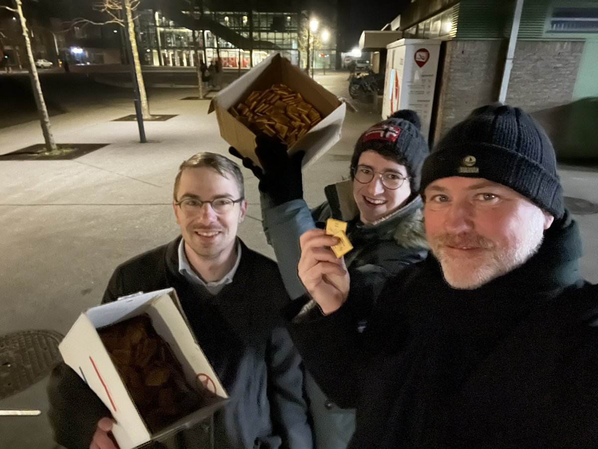 NVAIeper's tweet photo. Voor de vroege pendelaars in #Ieper waren er deze morgen gratis #Valentijn 💝 🍫 chocolaatjes! https://t.co/T4plXDC4gD