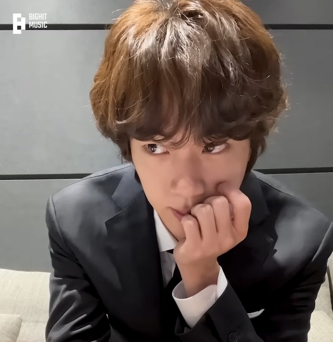lsgrlr's tweet photo. Our monthly message from Jinnie. Here's something to think about. Jin took time out of his personal life to make video messages so we wouldn't miss him as much. I have friends who don't even put a 1/4 of this effort into our friendship. But Jin did it for ARMY. We are so LOVED. https://t.co/v8dh4EuZnV