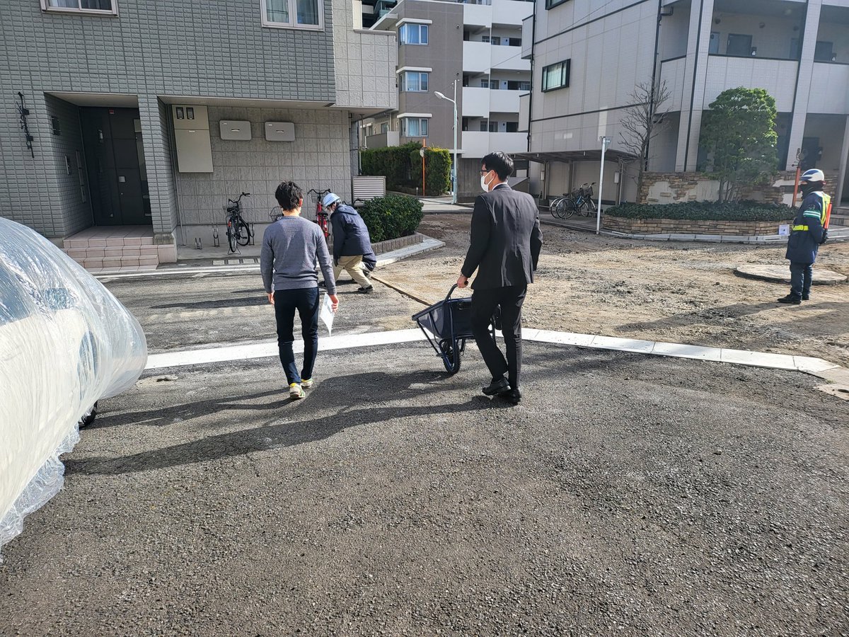 simakaze01's tweet photo. そんなわけでCuboRexの営業部隊出陣

眼の前で工事してるとかこれ逃す手はないでしょ

是非弊社製品をご利用頂きより良い道を作ってくださいませ。

写真は工事監督者に #ecatkit のレクチャーをしている様子 https://t.co/j4ydUK5Cgn
