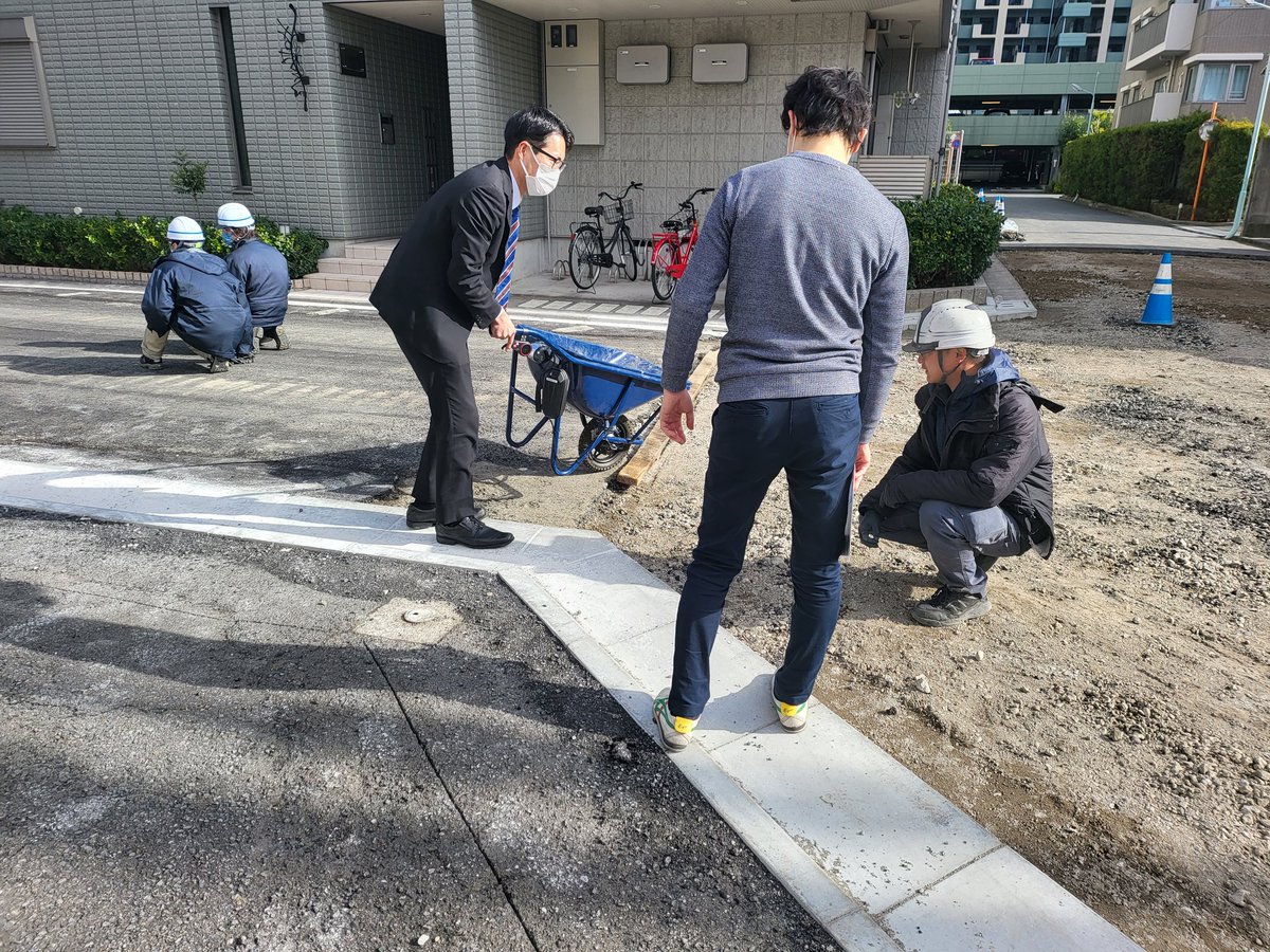 simakaze01's tweet photo. そんなわけでCuboRexの営業部隊出陣

眼の前で工事してるとかこれ逃す手はないでしょ

是非弊社製品をご利用頂きより良い道を作ってくださいませ。

写真は工事監督者に #ecatkit のレクチャーをしている様子 https://t.co/j4ydUK5Cgn
