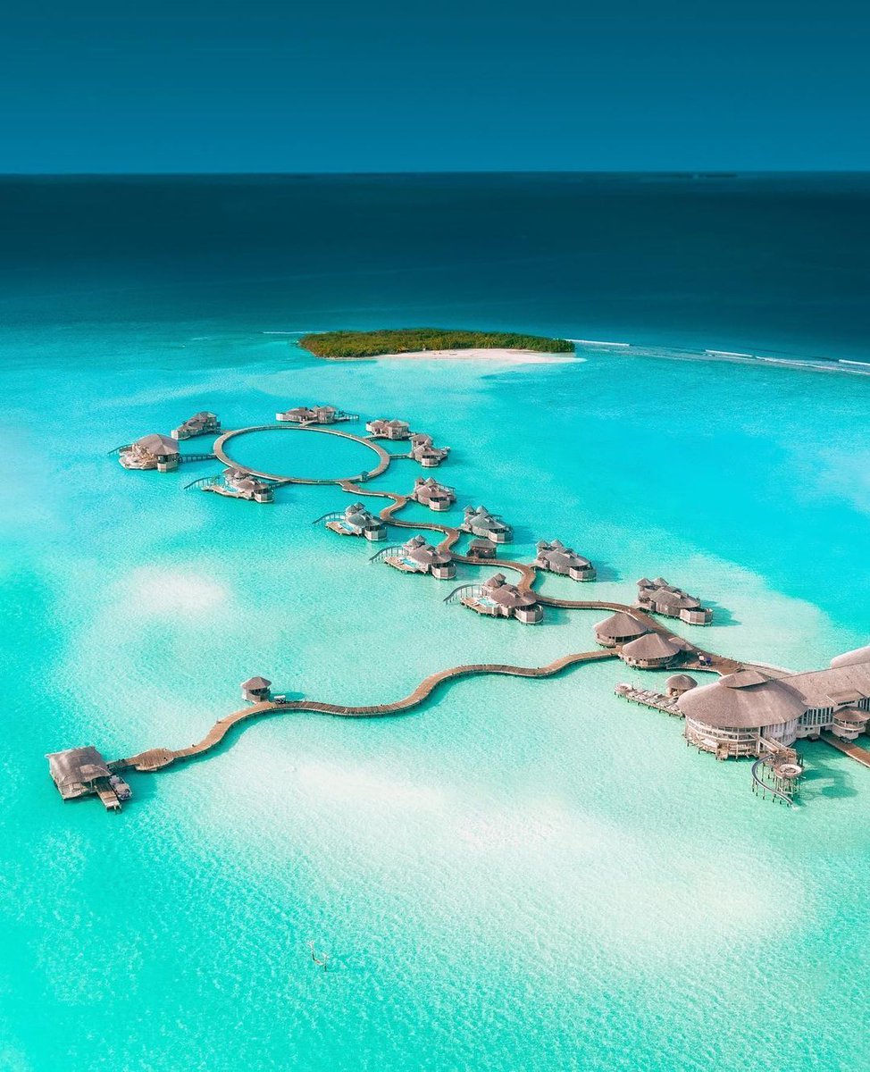 Endless blues at Soneva Jani 💙 Comment below if you are visiting the Maldives soon! 
 
Credit: discoversoneva 

#SonevaJani #maldivesresort #amazingbeach #maldivesparadise #ilovemaldives #sandbank #clearwaters #dreamtravel
