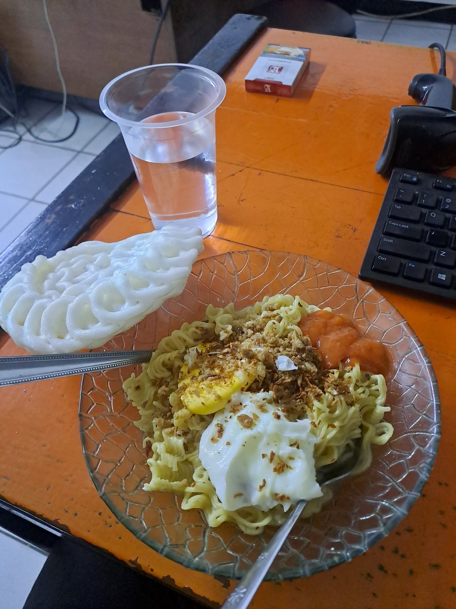 Budaya kita bukan Valentine.. Budaya kita makan Indomie pake nasi..!!