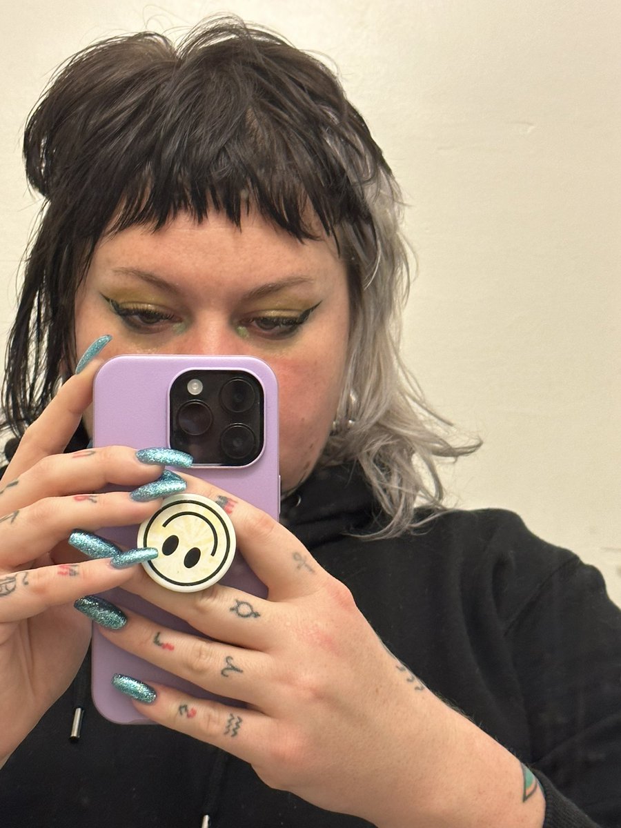 rvinshit's tweet photo. i deleted ig for a bit and i just really a place to dump these cute selfies highlighting my diy bangs https://t.co/6zZLjp9JQn