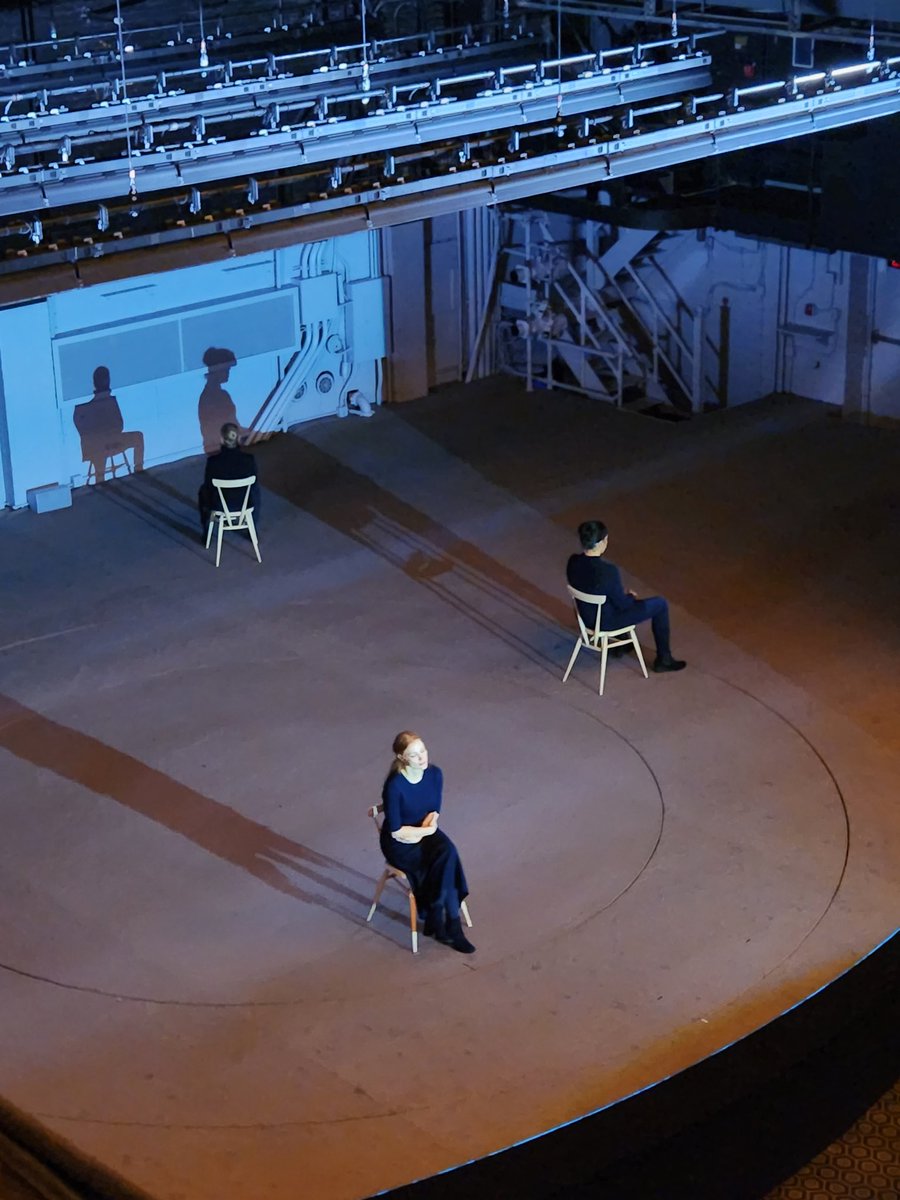 SHE'S ALREADY ON STAGE BEFORE THE PLAY STARTS!!! i swear i made eye contact with jes 👀