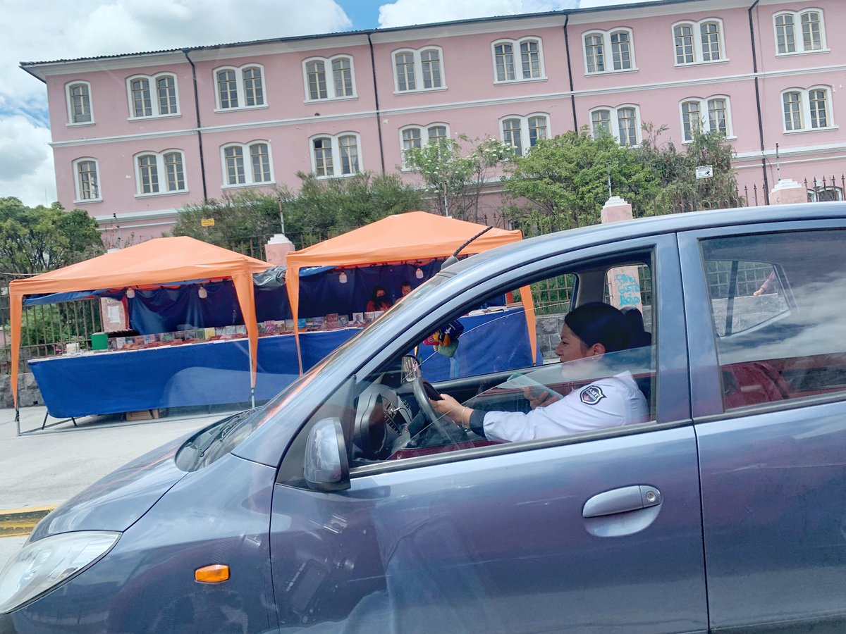 Uniformada de la AMT hablando por celular mientras maneja. ¡Gran ejemplo <a href="/AMT_Quito/">AMTQuito</a>! Hoy a la altura del Seminario Mayor.