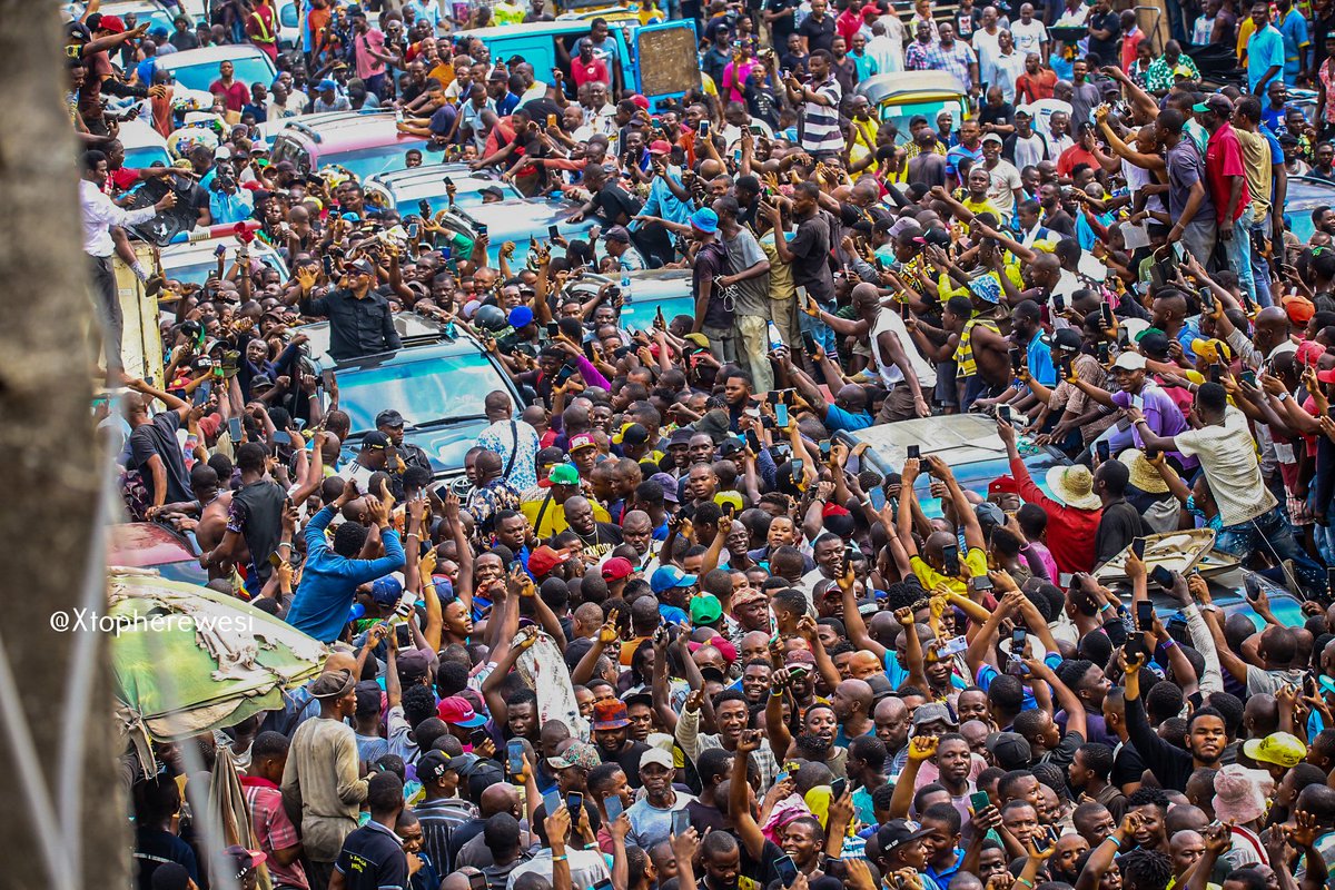 CHIOma91198692's tweet photo. @PeterObi I was wondering about the 2nd day of Lagos rally as scheduled.
I didn't know it would come this way.
Like ants to sugar, so do Nigerians converge to @PeterObi our President elect(in 12 days 'time.)
#VoteLP
#NewNigeria is #POssible
#Lagos4LP
#ObiDattiInLagos https://t.co/eKbntCKY6E