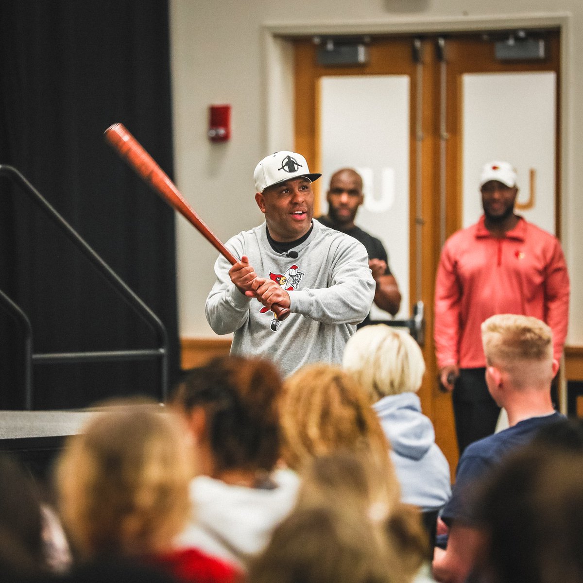 GoCards's tweet photo. A thank you gift for @Ericthomasbtc that's uniquely Louisville, a @sluggernation bat.

Thank you for the wise words to our student-athletes on decisions &amp; making the most of your opportunities.

#GoCards https://t.co/ajFmRFGel9