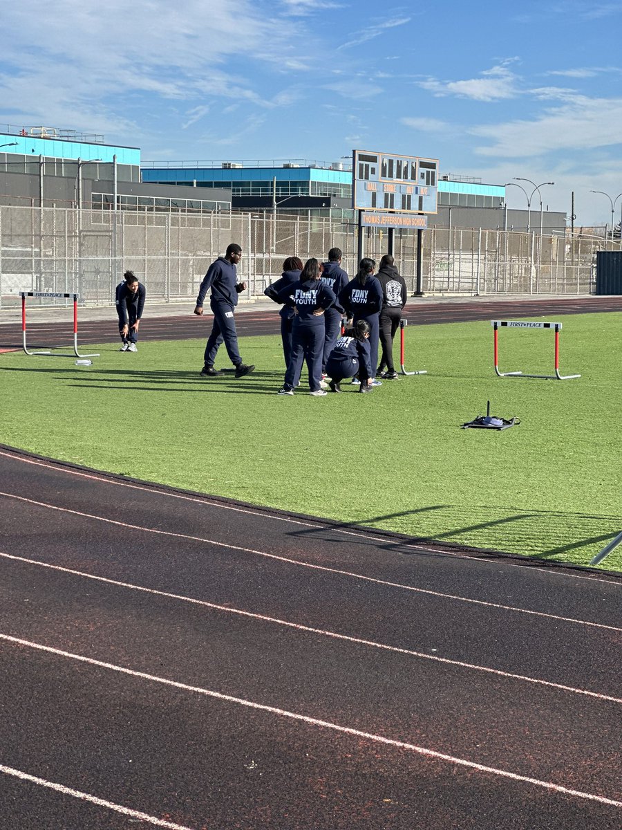 FdnyHighschool's tweet photo. MONDAYS ARE FOR PT!!! #physicaltraining #fdnyhs4life #fdnyhsstrong #livingthedream #futureemts #bknhs https://t.co/cROdK2fkTb