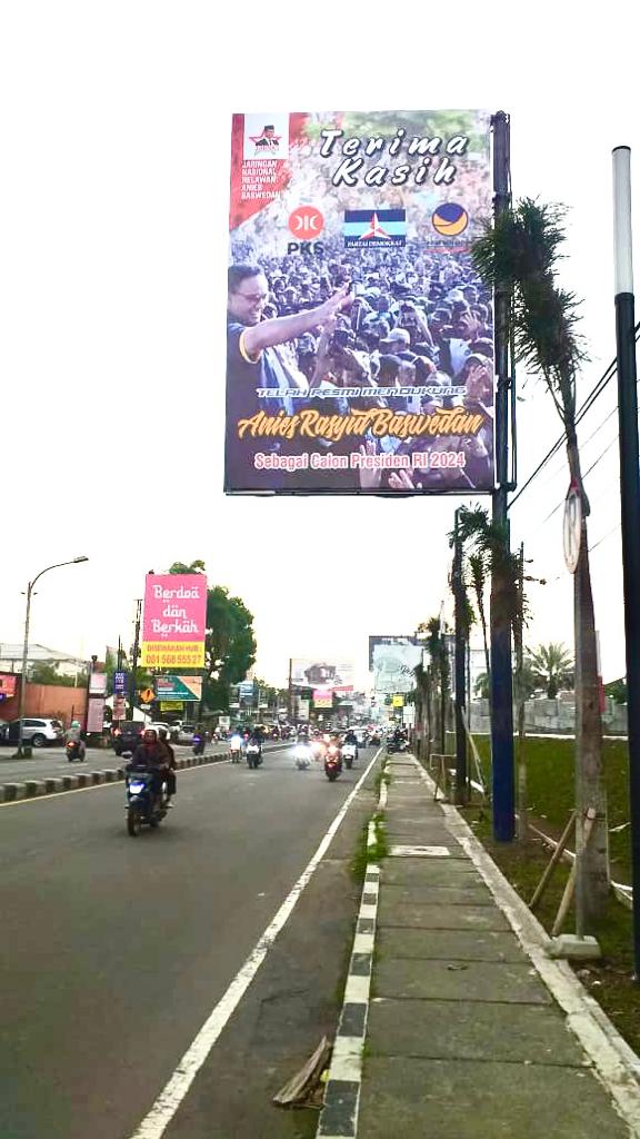 Kemarin ketemu seorang Ibu dr Papua. Beliau pendukung Pak Jokowi di 2 pilpres lalu &amp; kini ingin dukung Pak Anies. Aneh? Tidak dong. Pak Jokowi &amp; Pak Anies menjadi capres pd periode berbeda. Setiap kita bisa mendukung Pak Jokowi &amp; Pak Anies pd waktu yg sama.

Gambar hy pemanis.