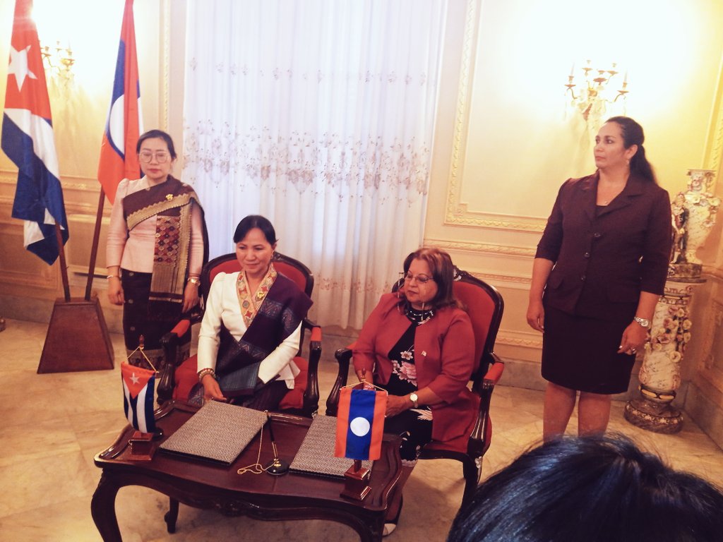 TeresaBoue's tweet photo. Hoy recibimos en @FMC_Cuba a la miembro del CC del Partido Popular Revolucionario Lao y presidenta de la Union de Mujeres Lao, Inlavanh Keobounphanh, firmamos convenio de trabajo e intercambiamos sobre temas de interés común
#MujeresEnRevolución https://t.co/tKoOovWY8u