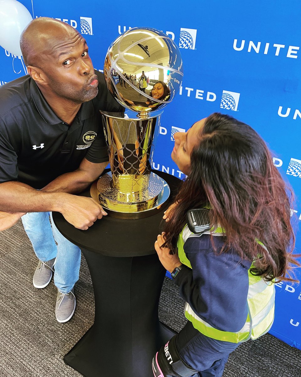 DayaWati88's tweet photo. WOWโฆ This is why I love working for United Airlines, you get so much great opportunities to meet amazing people like #adonalfoyle. Our United VP @SFO is amazing!!!! #goodleadstheway #bekind #unitedsfo #warriorstrophy https://t.co/UQ5Fk07Fao
