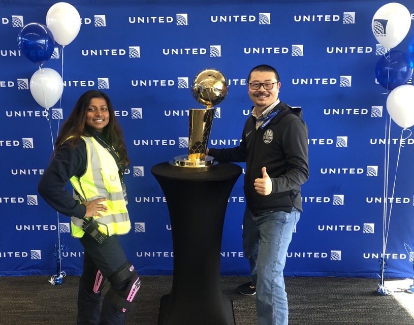 DayaWati88's tweet photo. WOWโฆ This is why I love working for United Airlines, you get so much great opportunities to meet amazing people like #adonalfoyle. Our United VP @SFO is amazing!!!! #goodleadstheway #bekind #unitedsfo #warriorstrophy https://t.co/UQ5Fk07Fao