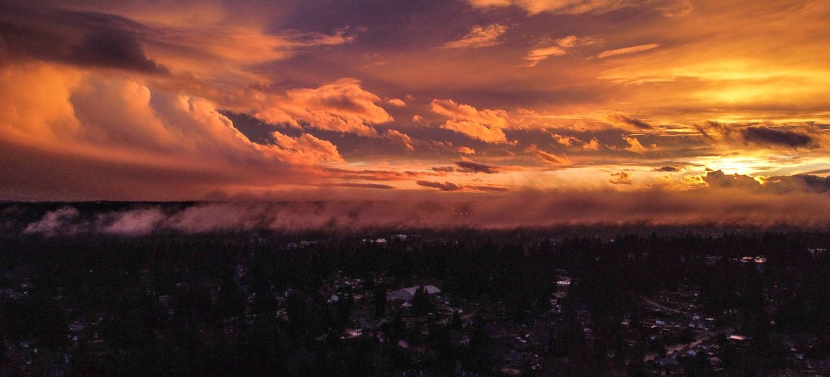 NWSSeattle's tweet photo. Some places got a break in the clouds just in time for a fantastic stormy sunset. Off duty meteorologist got this picture above Mountlake Terrace. #wawx #sunset https://t.co/FqU1LFKjX9