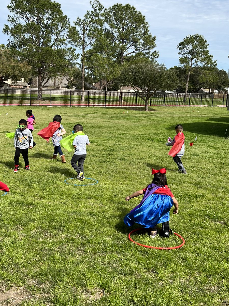 neumannDeborah's tweet photo. Our class worked extra hard and earned 30 compliments! Students voted and wanted a super hero day! Of course, we created capes and used our P.E. Time to practice our skills! #prekmagic  #loweryproud #cfisdproud https://t.co/2ozPVu4myP
