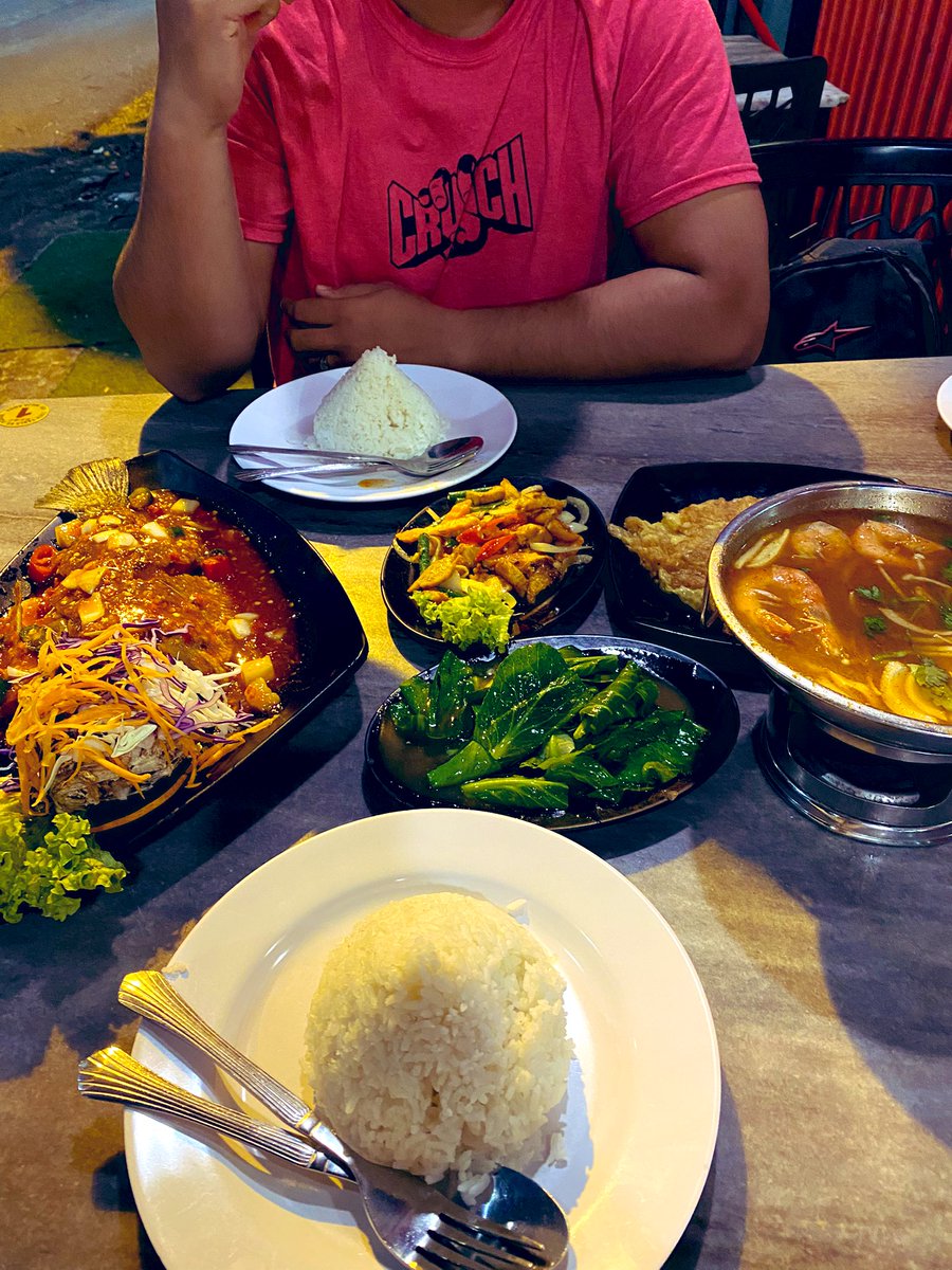 ziraruslan's tweet photo. Makan besar sebelom org tu nak diet. 🤭🤭🤭 https://t.co/J0jlrjkfAC
