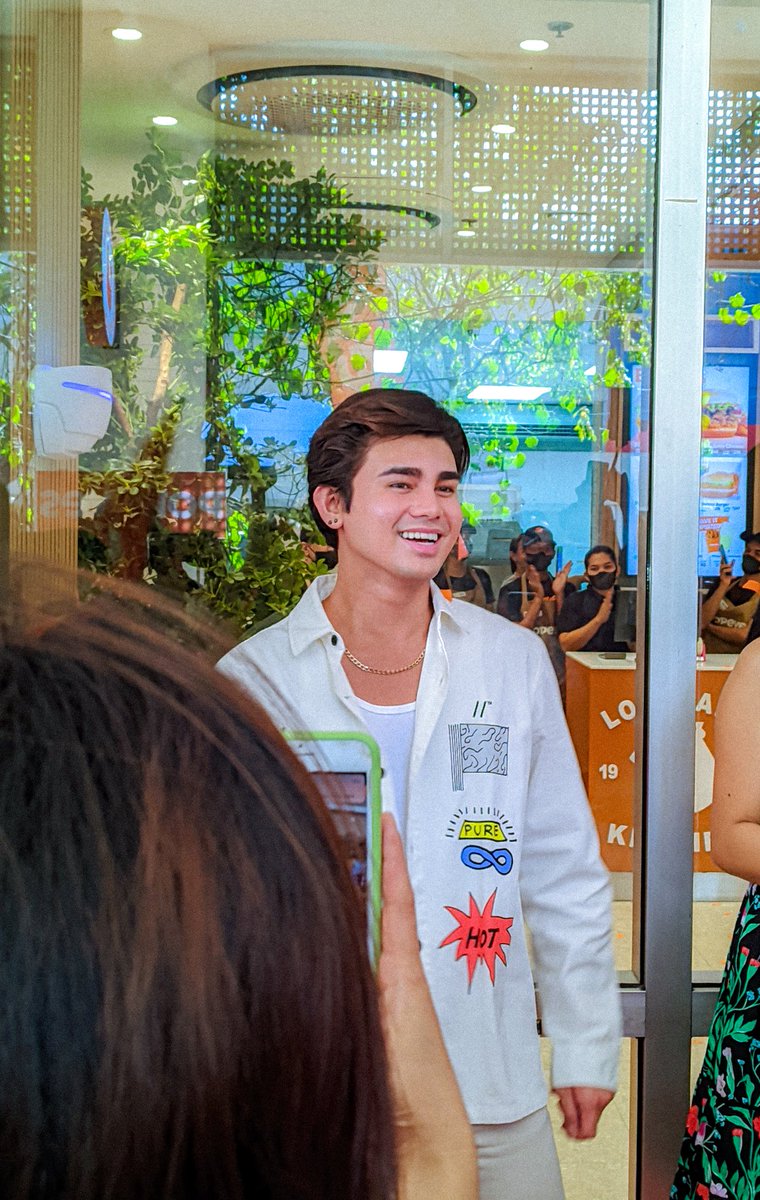 dongsaengjon's tweet photo. pogi naman nyern huhuhhhu @InigoDPascual @popeyes_ph @Popeyes https://t.co/tgj3trvdc0