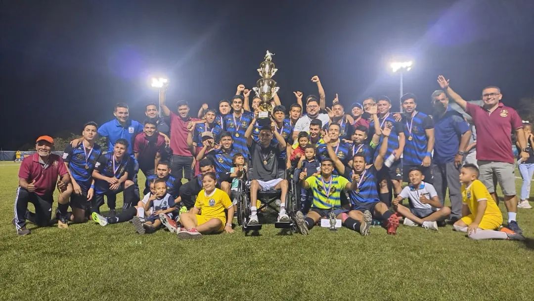 ¡LOS CAMPEONES!🏆⚽

Felicitamos a La Familia FC (Atalaya), campeones del II Campeonato Provincial de Fútbol de Veraguas Centro 2022-2023🏆⚽ al vencer 1-0 a Dinamo FC (Montijo) en un partidazo en el Complejo Deportivo Rafael Rodríguez.

David Núñez⚽ 50'

#SomosVeraguasCentro ⚽
