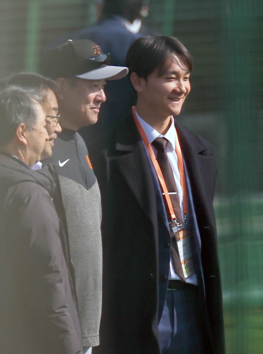 hochi_npb's tweet photo. 【 #巨人 】弁護士目指す元ヤクルト・宮台康平氏が宮崎訪問、原辰徳監督らにあいさつ https://t.co/sPBp2Eajmn #巨人 #ジャイアンツ #giants https://t.co/wekG3P0xWW