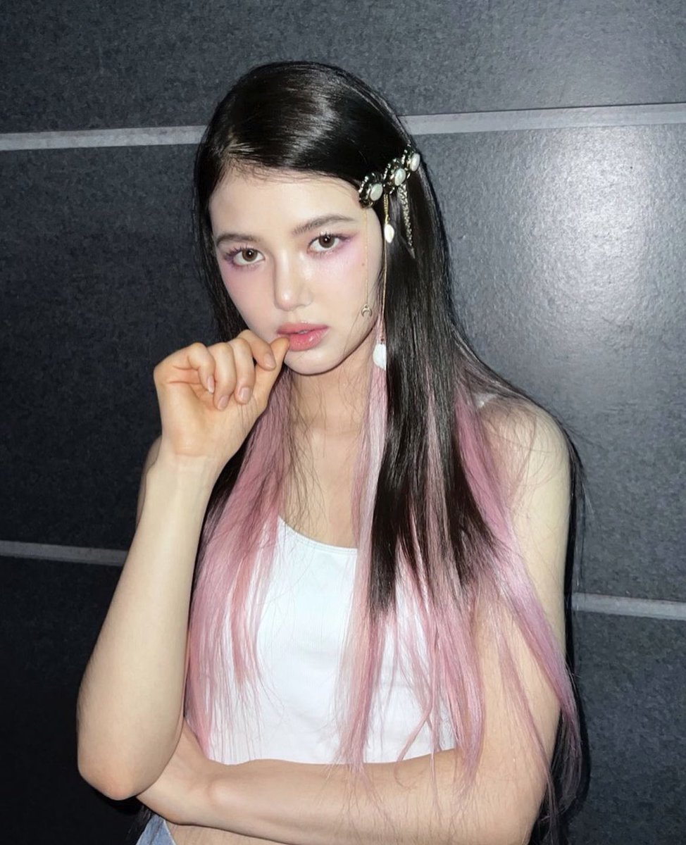 MINGZI04's tweet photo. 명품 브랜드의 그녀들 https://t.co/fcBvCy0cQF