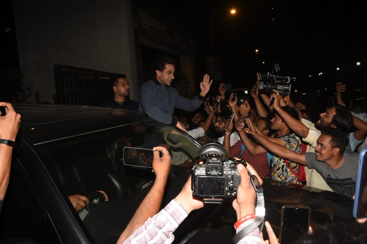 TheDailyJagran's tweet photo. #ShalinBhanot gets greeted by sea of his fans outside #BiggBoss16 bash at Farah Khan's house
https://t.co/v8FoBzYBVx https://t.co/DK6797ZHTs