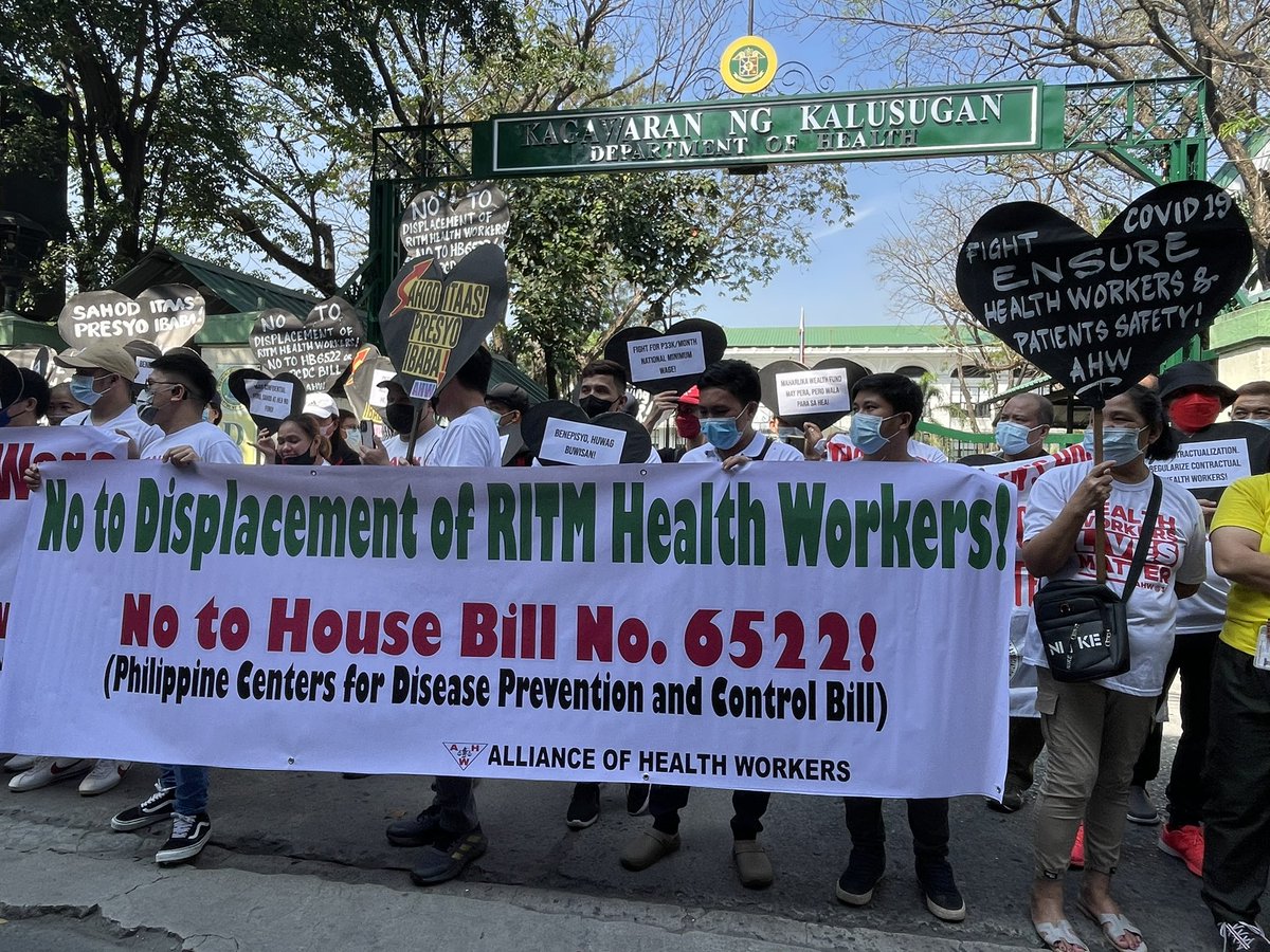 ABSCBNNews's tweet photo. Iba't ibang grupo ng health workers, nagkasa ng 'Black Hearts Day Protest' sa harap ng tanggapan ng Department of Health sa Sta. Cruz, Maynila para ipanawagan ang hindi pa rin natatanggap na #COVID19 allowance at iba pang benepisyo sa gitna ng pandemya. | via @RayaCapulong https://t.co/Fh0W5h7b6R
