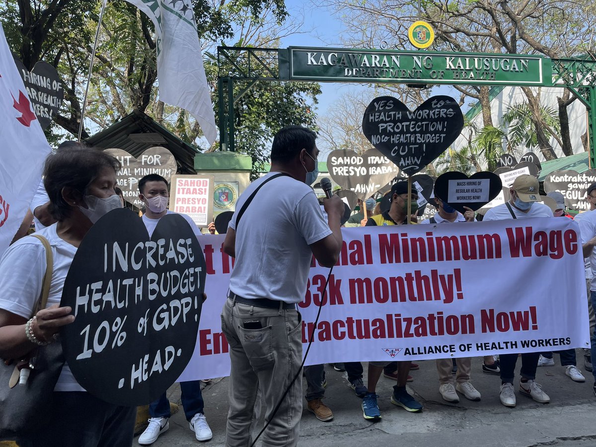 ABSCBNNews's tweet photo. Iba't ibang grupo ng health workers, nagkasa ng 'Black Hearts Day Protest' sa harap ng tanggapan ng Department of Health sa Sta. Cruz, Maynila para ipanawagan ang hindi pa rin natatanggap na #COVID19 allowance at iba pang benepisyo sa gitna ng pandemya. | via @RayaCapulong https://t.co/Fh0W5h7b6R