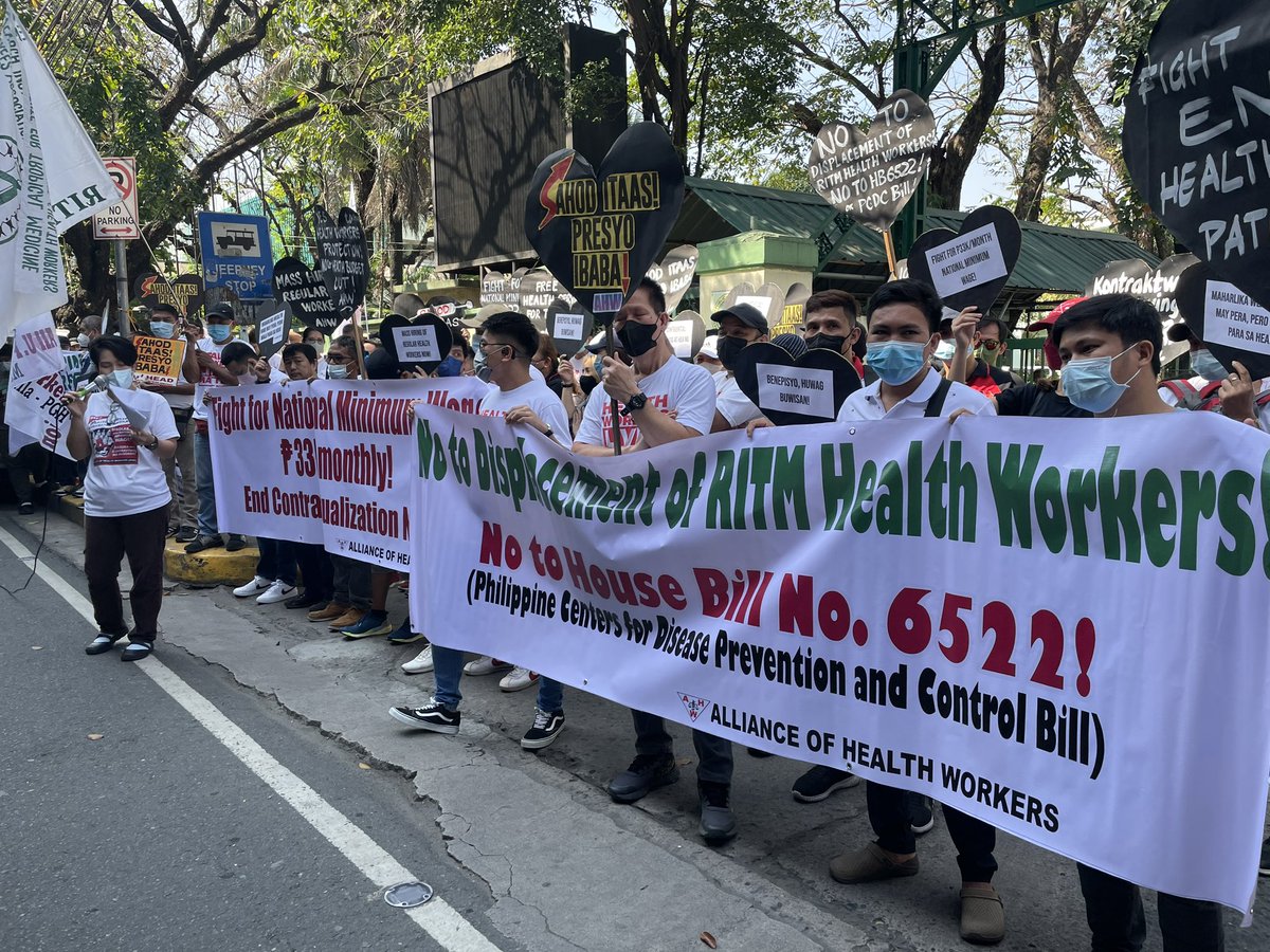 ABSCBNNews's tweet photo. Iba't ibang grupo ng health workers, nagkasa ng 'Black Hearts Day Protest' sa harap ng tanggapan ng Department of Health sa Sta. Cruz, Maynila para ipanawagan ang hindi pa rin natatanggap na #COVID19 allowance at iba pang benepisyo sa gitna ng pandemya. | via @RayaCapulong https://t.co/Fh0W5h7b6R
