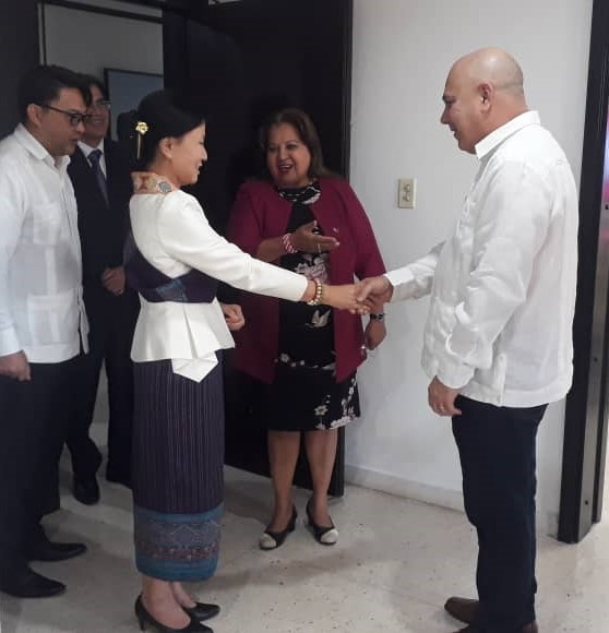 TeresaBoue's tweet photo. En la tarde de hoy el miembro del Buró Político y Secretario de Organización del @PartidoPCC @DrRobertoMOjeda recibió a la delegación de la UML, el intercambio ratificó las relaciones de respeto y amistad entre ambos Partidos, Países y organizaciones femeninas #CubaEsSolidaridad https://t.co/LJFBkxyK7o