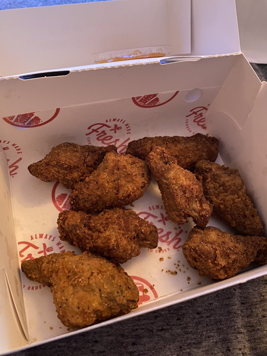 RalphyStempot's tweet photo. @slimchickensuk slim chickens, chickens getting real slim! Quality at this place went downhill fast, wings were tiny… and not letting you order solo sandwiches at machines is super sketchy! https://t.co/fK4GzPnGpM
