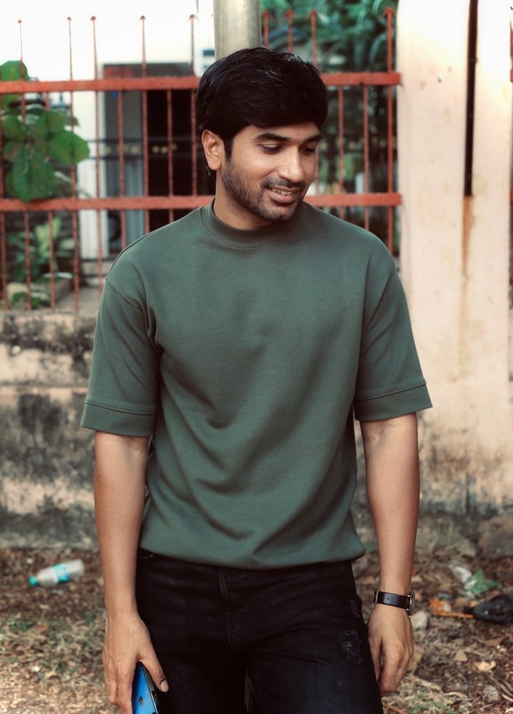 எங்கெல்லாம் காதல் கொண்டாடப்படுகிறதோ அங்கெல்லாம் அறிவும் சமத்துவமும் சிறந்து விளங்கும், காதலென்பது இயற்கையின் மொழி, அம்மொழியின் அழகை புரிந்து கொள்ள காதலென்னும் பெரும்பாதையில் பயணிப்போம்
Love u all🫶🏻 Happy Valentine's Day💕🌹