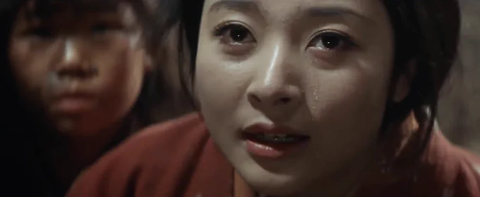 高田美和がまた美しいんだ。彼女が目に涙をため、この目でお願いすれば立ち上がり歩き出し悪者を踏み潰してくれる荒神さまの気持ちもよくわかる。(右二枚は大魔神より) 