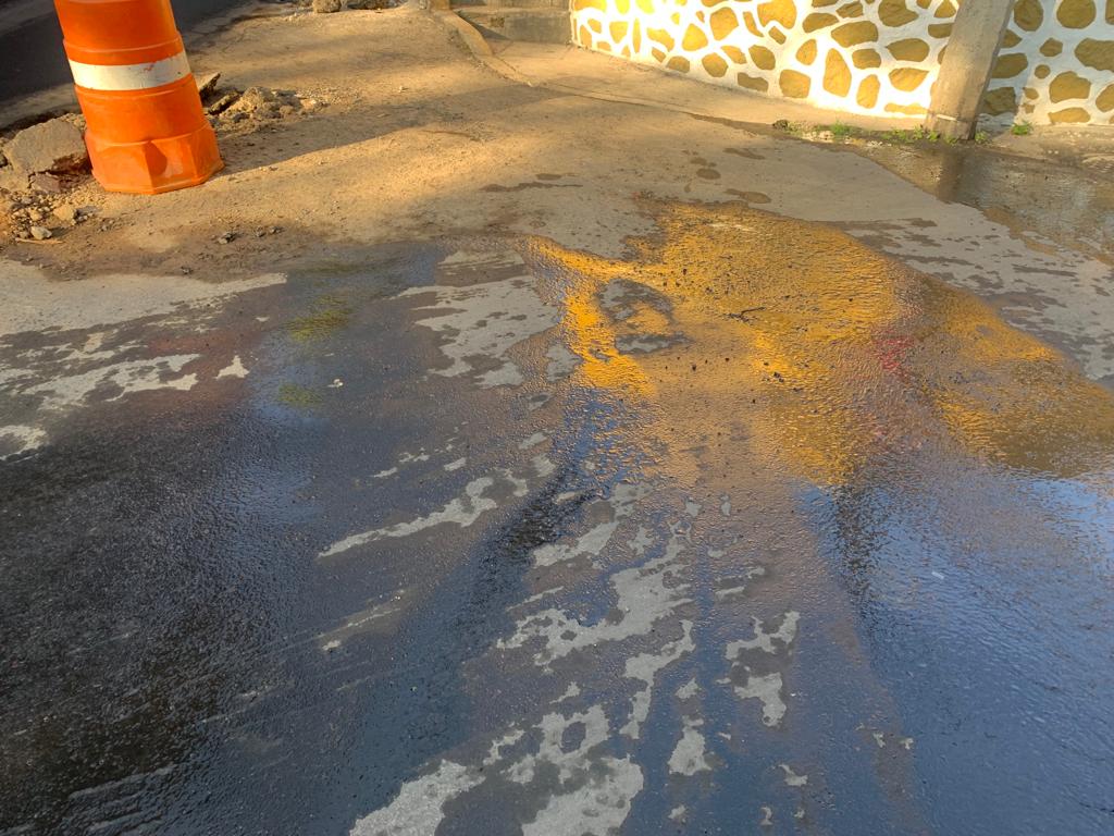GabrielZumaya's tweet photo. #URGENTE 

Urge la reparación de está fuga de agua potable en c. Hidalgo esquina 1cda de Hidalgo @SanBartoloA @AlcaldiaAO lleva 15 días el reporte en @SacmexCDMX @lialimon @locatel_mx https://t.co/t6HW9wNclw