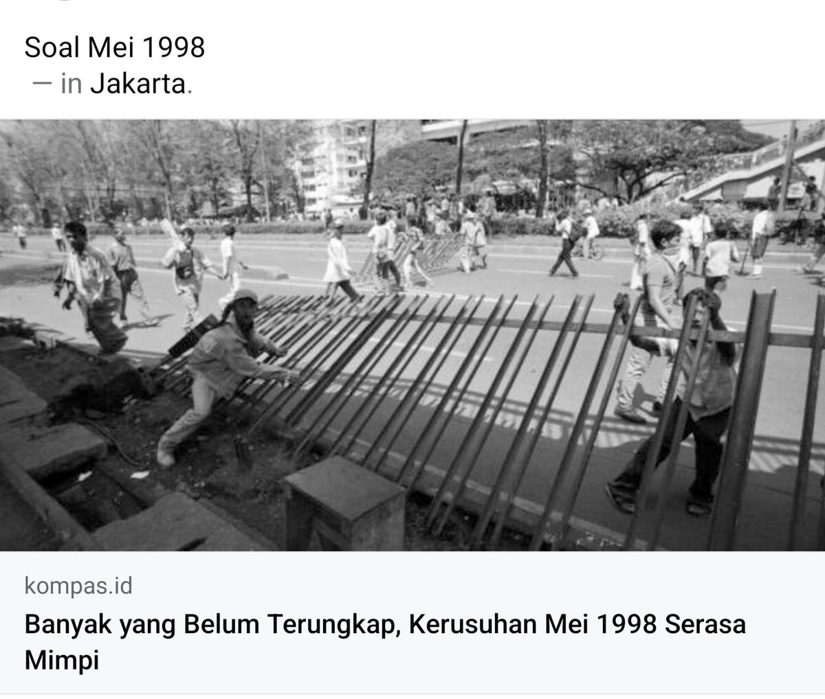 Anak yg robohin pager itu tiba2 nyadar kalok saya potret. Dia mau nabok saya. Saat saya lihat gak ada yg mbantuin dia, saya siap duel. Tapi dia tiba2 lari saat polisi datang...
#mei98