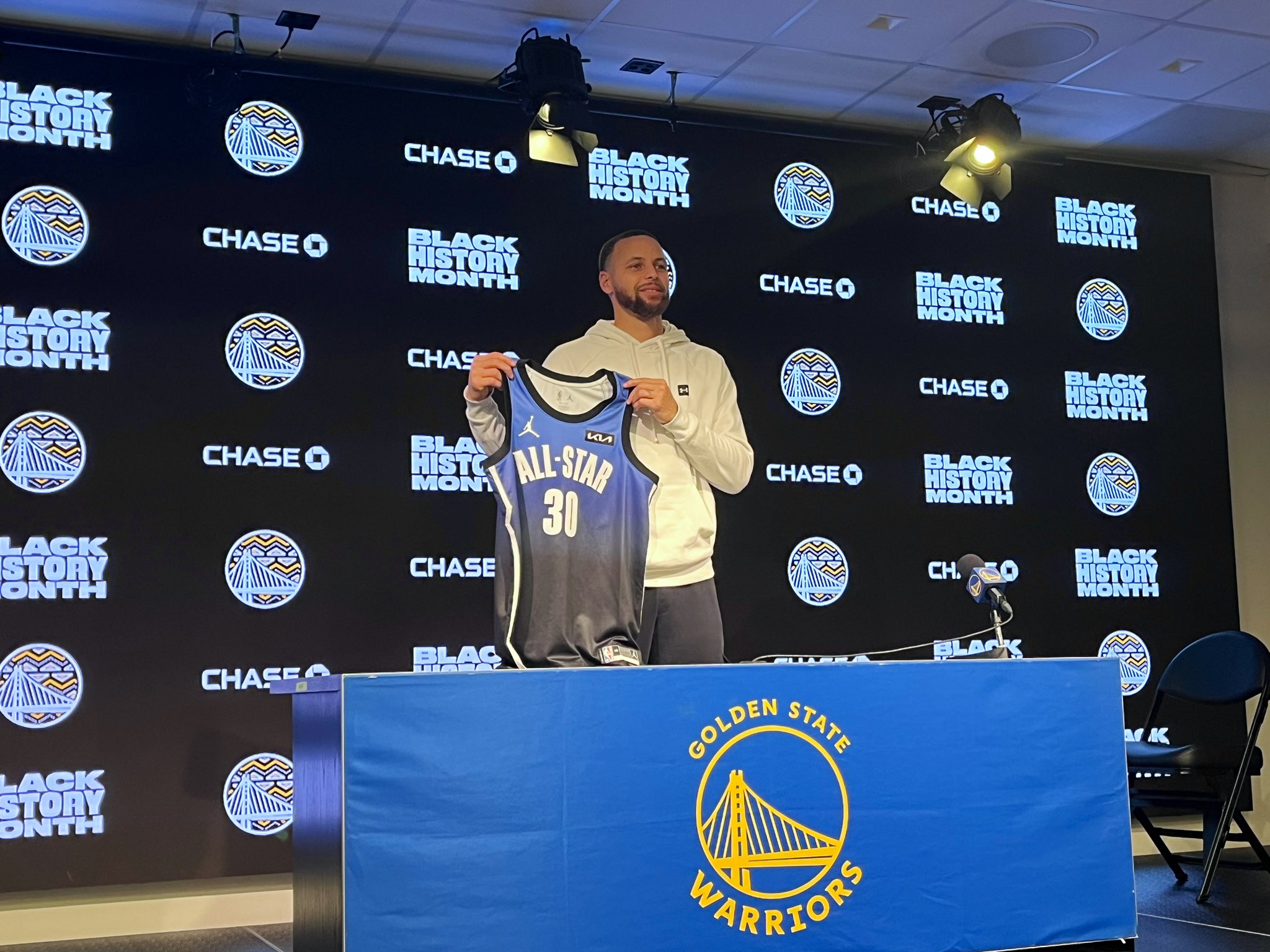 Dalton Johnson on X: Steph Curry holds his 2023 NBA All-Star Game jersey  for the first time  / X