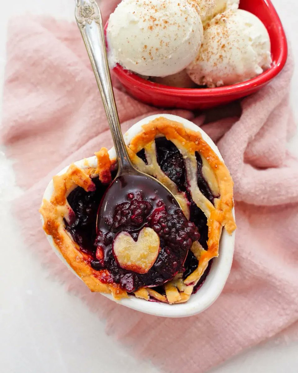 oregonberries's tweet photo. These are the cutest Mini Blackberry Pies created by Couple in the Kitchen! They uses frozen marionberries, fresh squeezed lemon juice, cinnamon & lemon zest. The perfect way to celebrate the love of your life!
https://t.co/UukKXHxDMH
#oregonberries #marionberry #minipies https://t.co/zev4nsj4gd