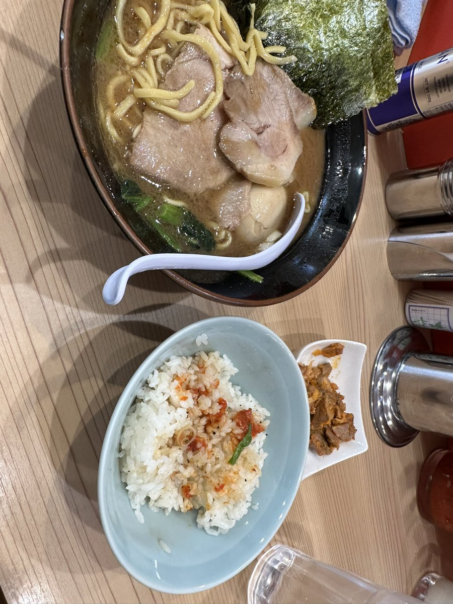 0131Perpetual's tweet photo. @otokomuro_ikuma 
@2019_bu_kiwami 
@musashiyadesu 
2/14 11時
本当に美味しい…！
武の極みイケメンお兄さんのスープも好きだけど、今日は漢🔥
朝から最高のラーメン
成増から引っ越して武蔵家行けなくなっちゃったけど、僕はまたここで10キロ太るんだな
最高の一杯でした！もう動けない☺️ https://t.co/1KR55Yqckm