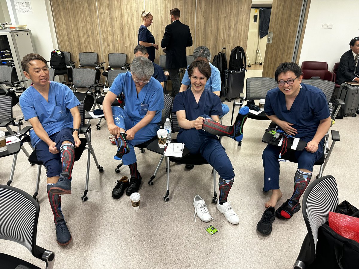 thetoedoctor's tweet photo. @JillSommerset for win with the awesome @CLI_LimFlow #TADV #flowsocks! The Japanese team is feeling the #flowsock love all the way from Singapore!  @SMatricardi @ALPSlimb @DFCon @monteromiguel https://t.co/JmtgjRXRmb