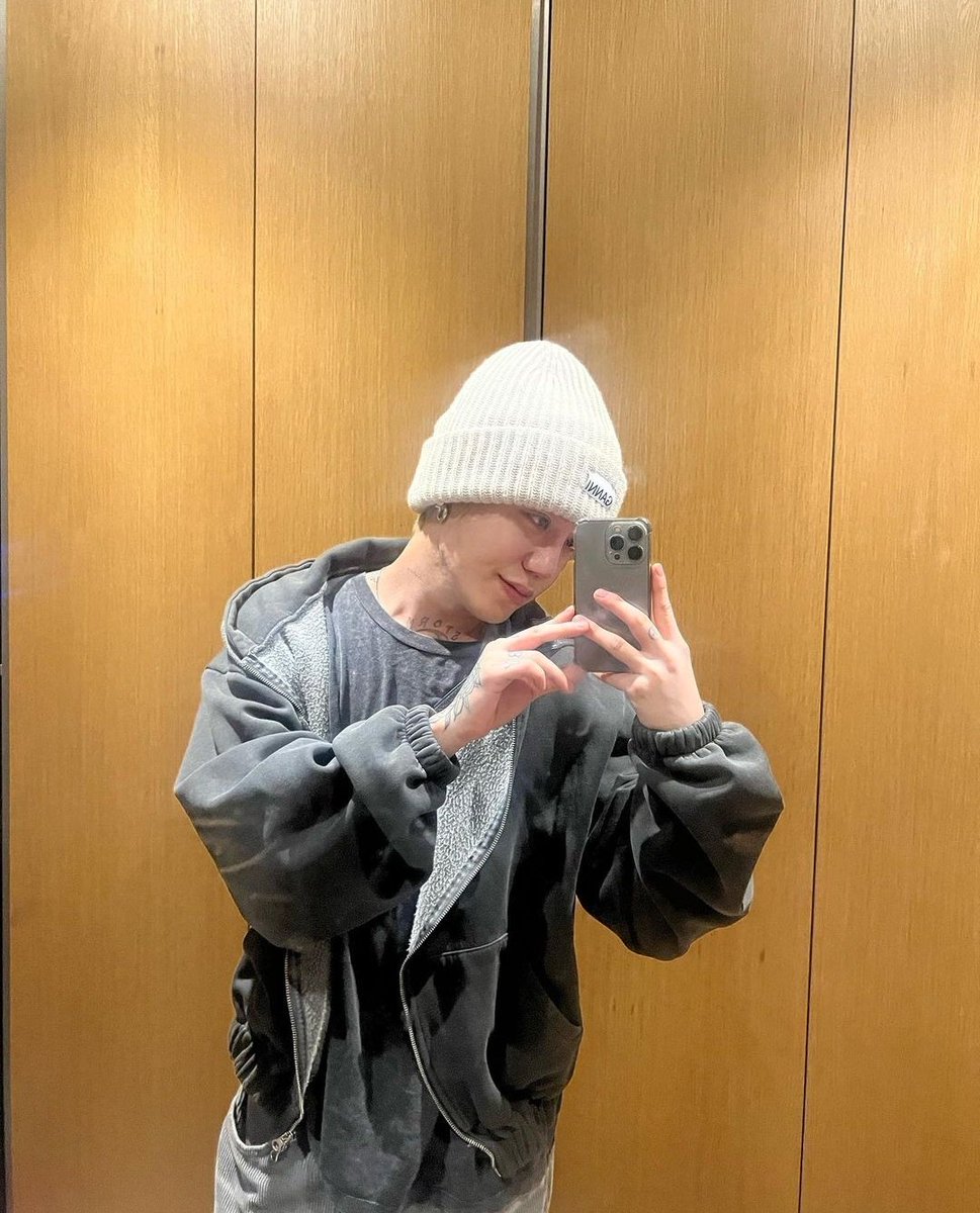 BLOOTOPIA's tweet photo. BLOOSTAGRAM [20230214]

"soju e maccas 🍔 é dia dos namorados 🖤" https://t.co/eneIMUMmGT