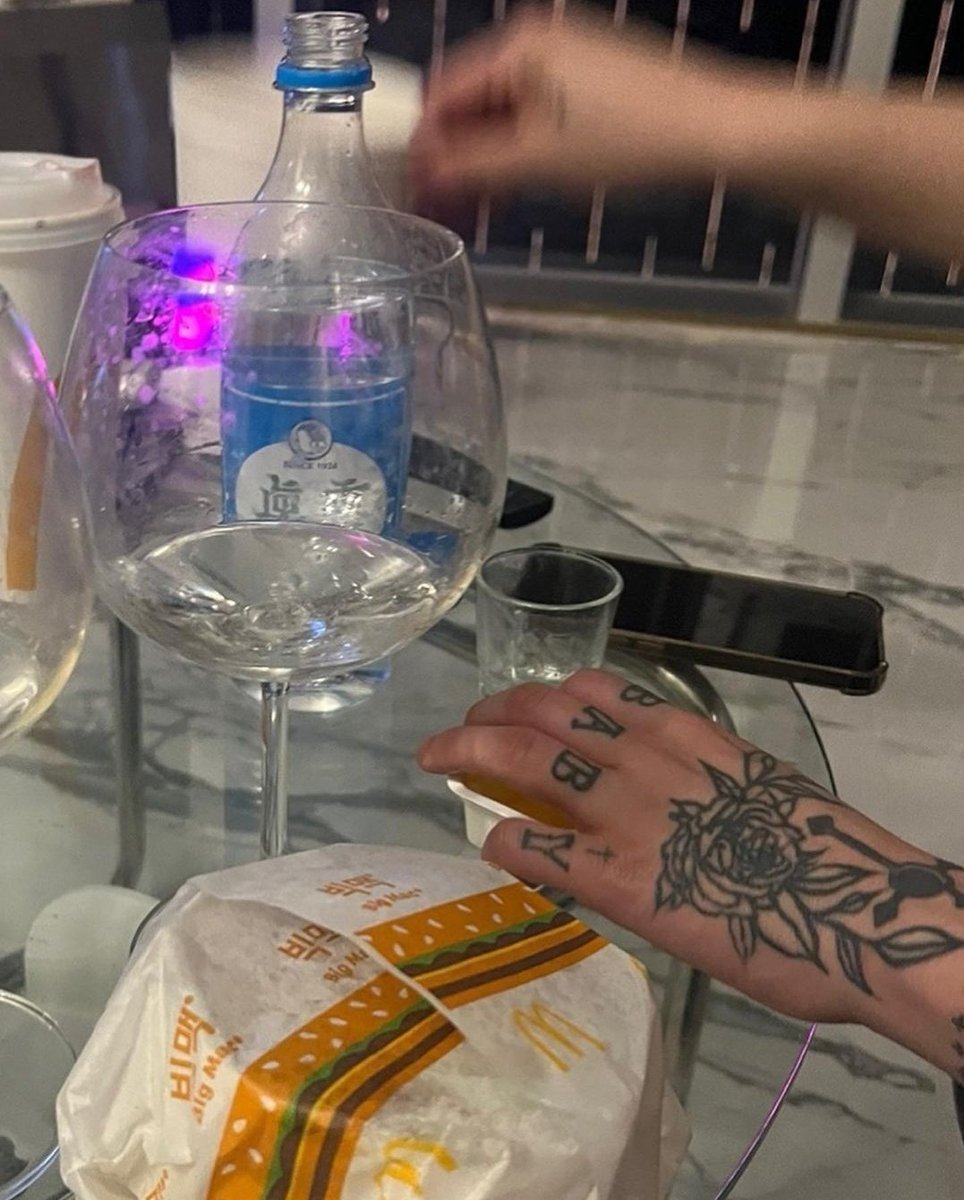 BLOOTOPIA's tweet photo. BLOOSTAGRAM [20230214]

"soju e maccas 🍔 é dia dos namorados 🖤" https://t.co/eneIMUMmGT