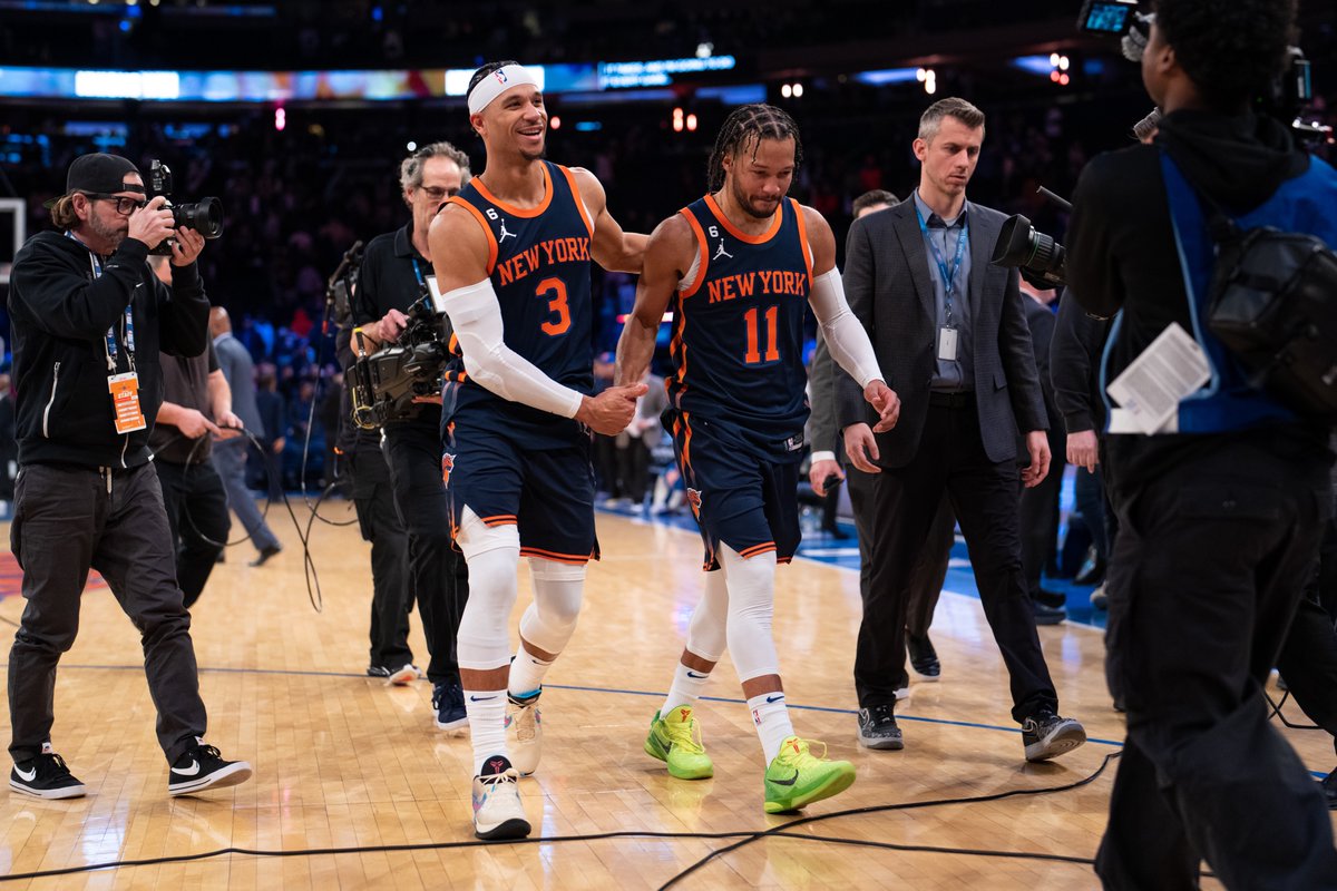 BleacherReport's tweet photo. Former Villanova teammates tonight🔥

Jalen Brunson: 40 PTS, 5 AST, 6 THREES
Josh Hart: 27 PTS, 5 REB, 4 THREES https://t.co/9C7iYigQ2f
