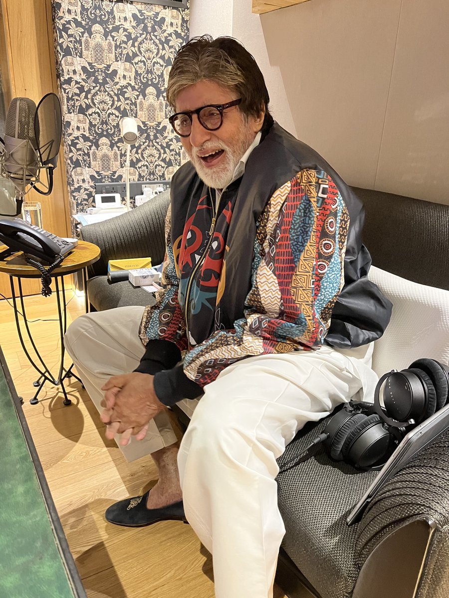 SrBachchan's tweet photo. T 4557 - laughter the essence of life .. https://t.co/EAFzjCRQl6