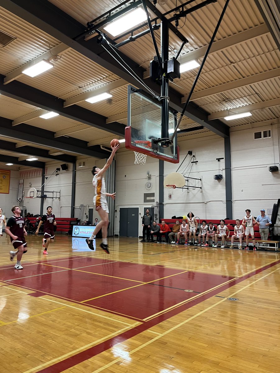 CSS_CarpeDiem's tweet photo. Ben Franz lays up an easy two while Scott Cockburn knocks down a mid range jumper to put the senior boys up 36-20 at the half over the Algonquin Barons. #ChippewaIsMYHome https://t.co/iJHRp3afVq