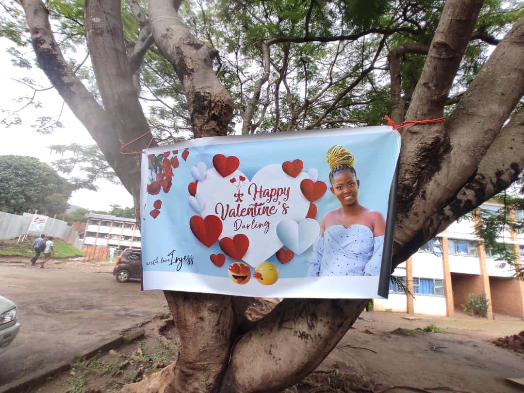 MikoziNetwork's tweet photo. Happening now at MUBAS. Mamuna waprinta banner ya valentines kuyika nkhope ya mkazache nkukamanga mu mtengo https://t.co/WFGm9NPwAe