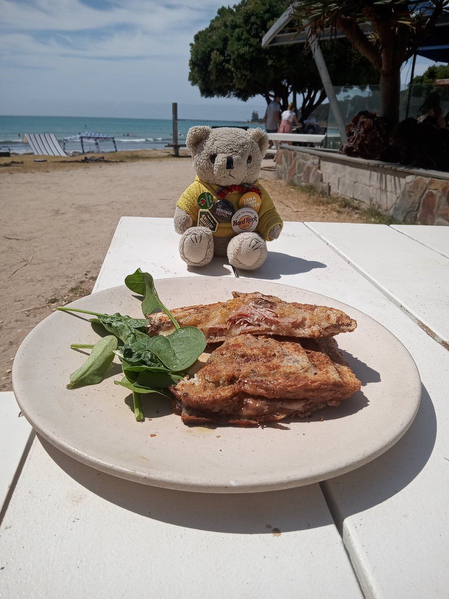 Tarliebear's tweet photo. Having my first ever #jaffle @HahLornebeach wow it was as amazing as the view @welovelorne @LorneSLSC #tarlietravels @VstGreatOceanRd @greatoceanroad @GreatOceanRd #roadtrip @aussieroadtrip @Australia @TravelVictoria @ttteddybear @Tedonhols @TravelPanda72 #AdventureTime https://t.co/eFVn2Wp8fR