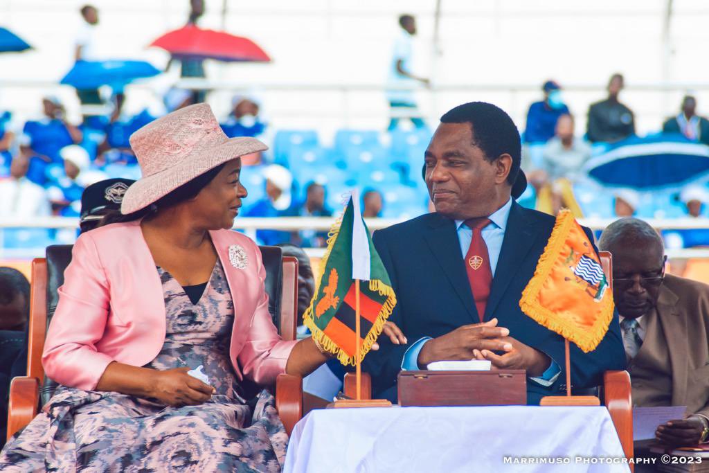 HHichilema's tweet image. Ma pressure ya pachalo yakaku pesha, you don’t have to worry ndaba uli naine by your side.
Oh it’s a blessing just to have you by my side each and every day. 
Happy Valentine’s Day ❤️